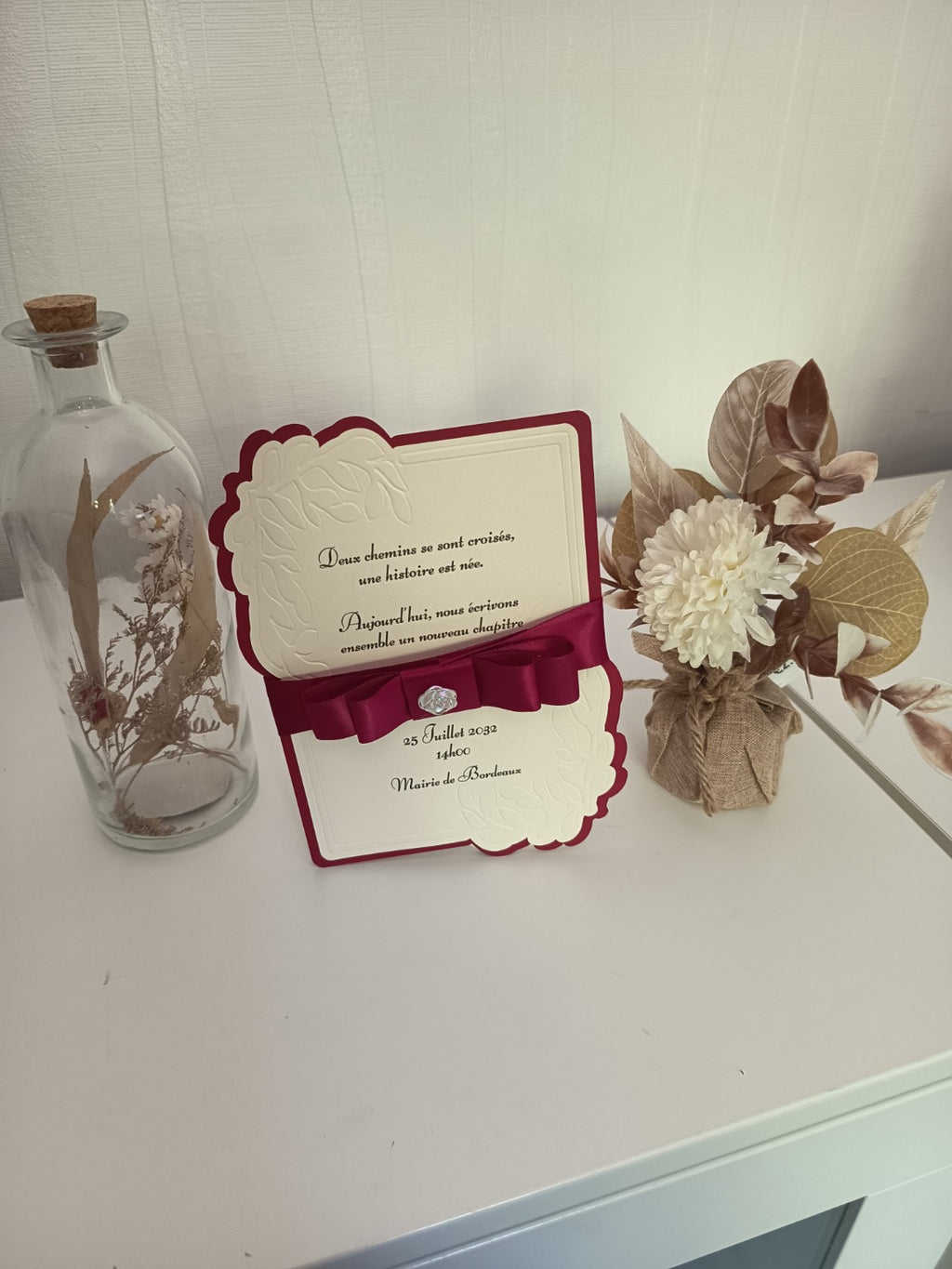 Faire-part de Mariage Élégant – Bordeaux & Crème Gaufré avec Nœud Satin