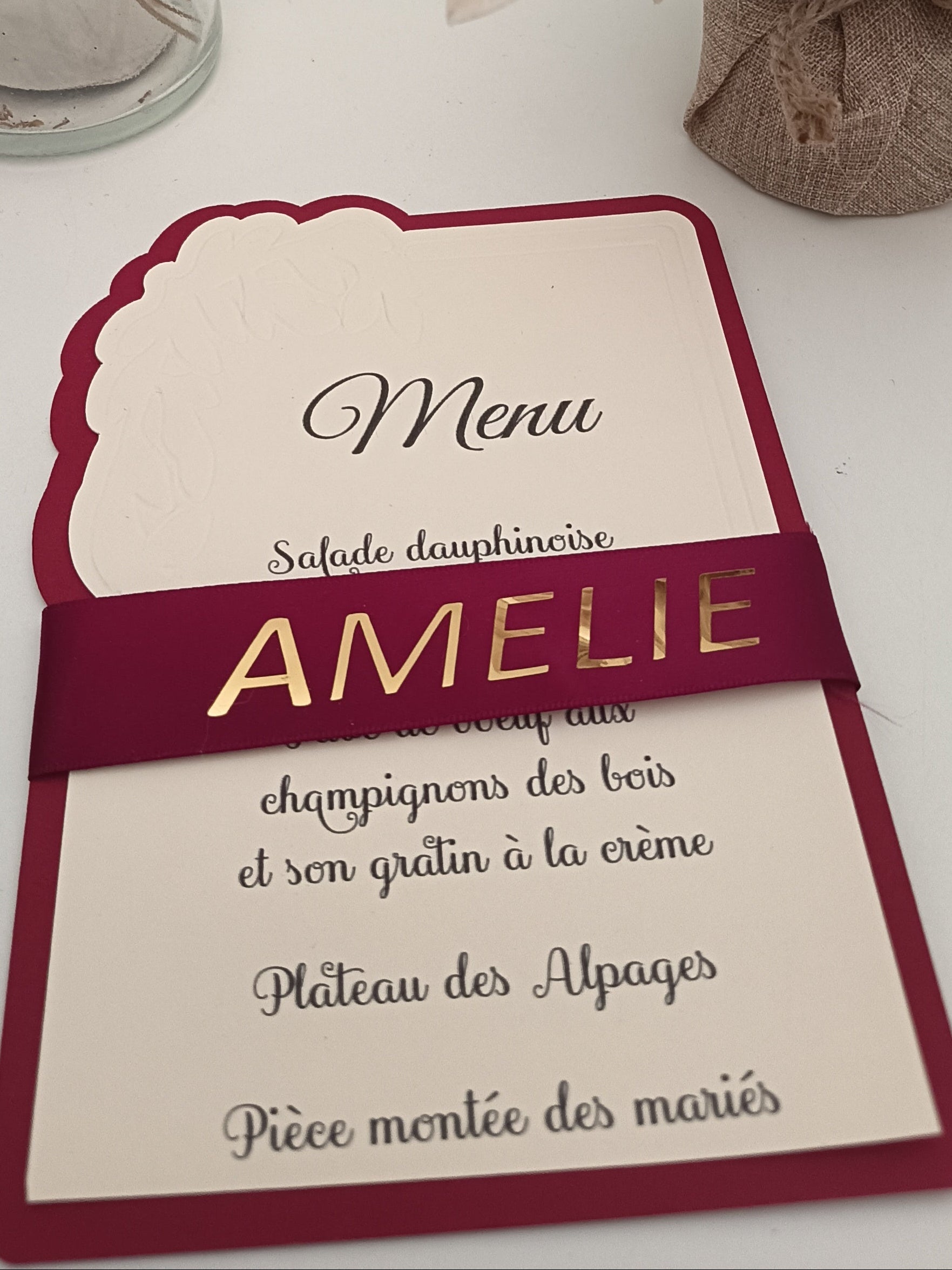 Menu de Mariage Élégant – Bordeaux & Crème, Gaufrage Floral et Bandeau Personnalisé