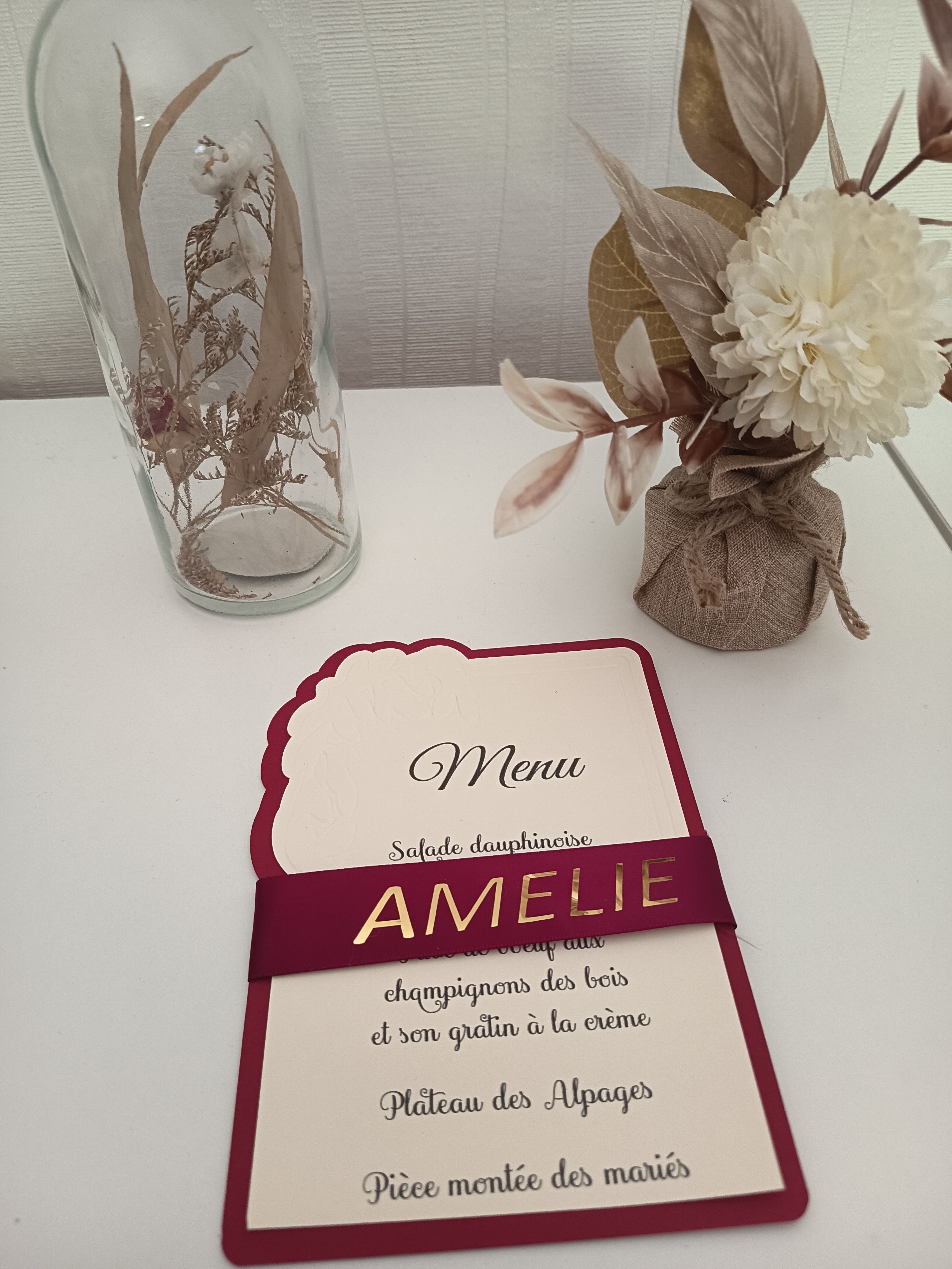 Menu de Mariage Élégant – Bordeaux & Crème, Gaufrage Floral et Bandeau Personnalisé