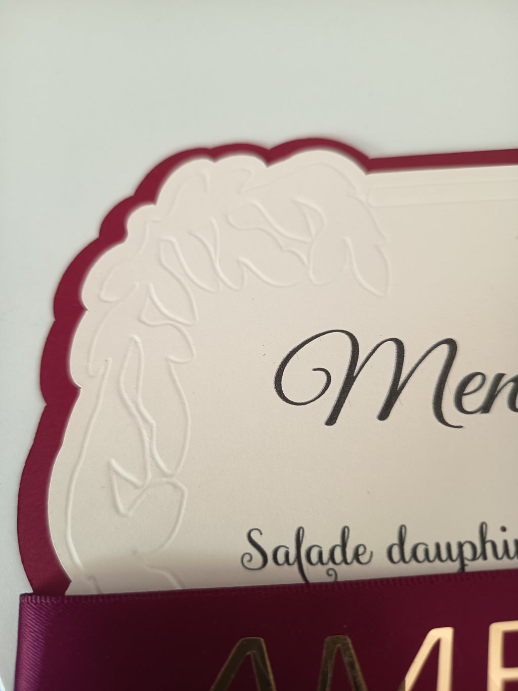 Menu de Mariage Élégant – Bordeaux & Crème, Gaufrage Floral et Bandeau Personnalisé