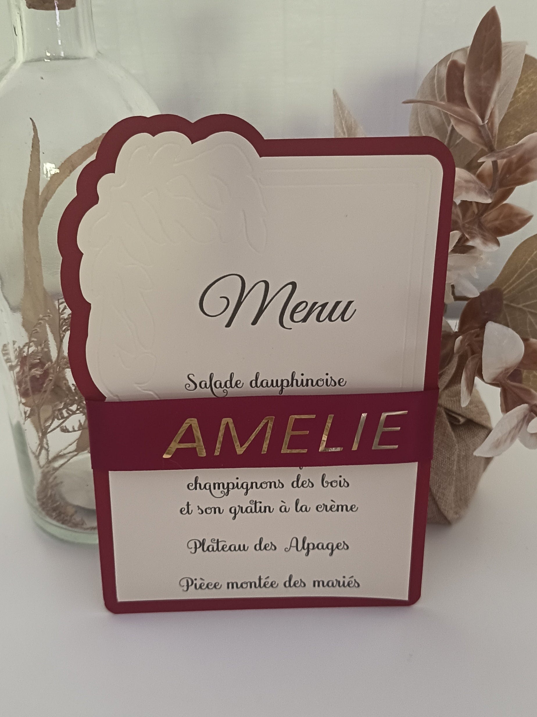 Menu de Mariage Élégant – Bordeaux & Crème, Gaufrage Floral et Bandeau Personnalisé
