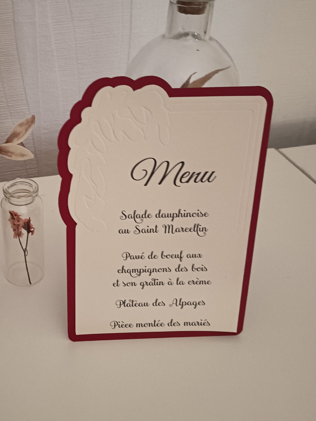 Menu de Mariage Élégant – Bordeaux & Crème, Gaufrage Floral et Bandeau Personnalisé