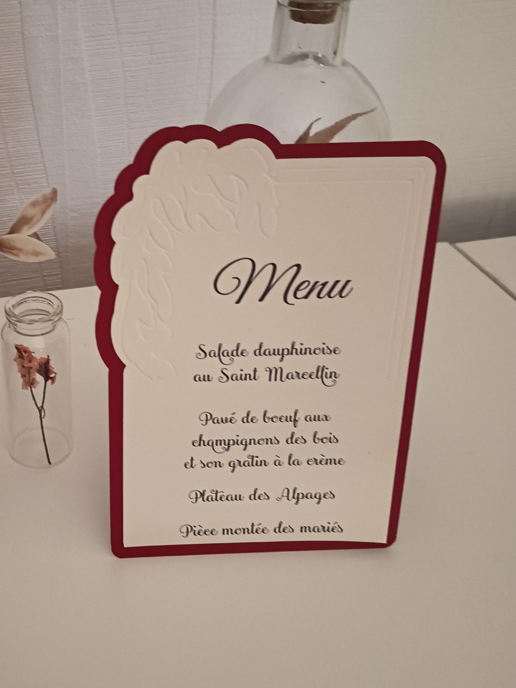 Menu de Mariage Élégant – Bordeaux & Crème, Gaufrage Floral et Bandeau Personnalisé
