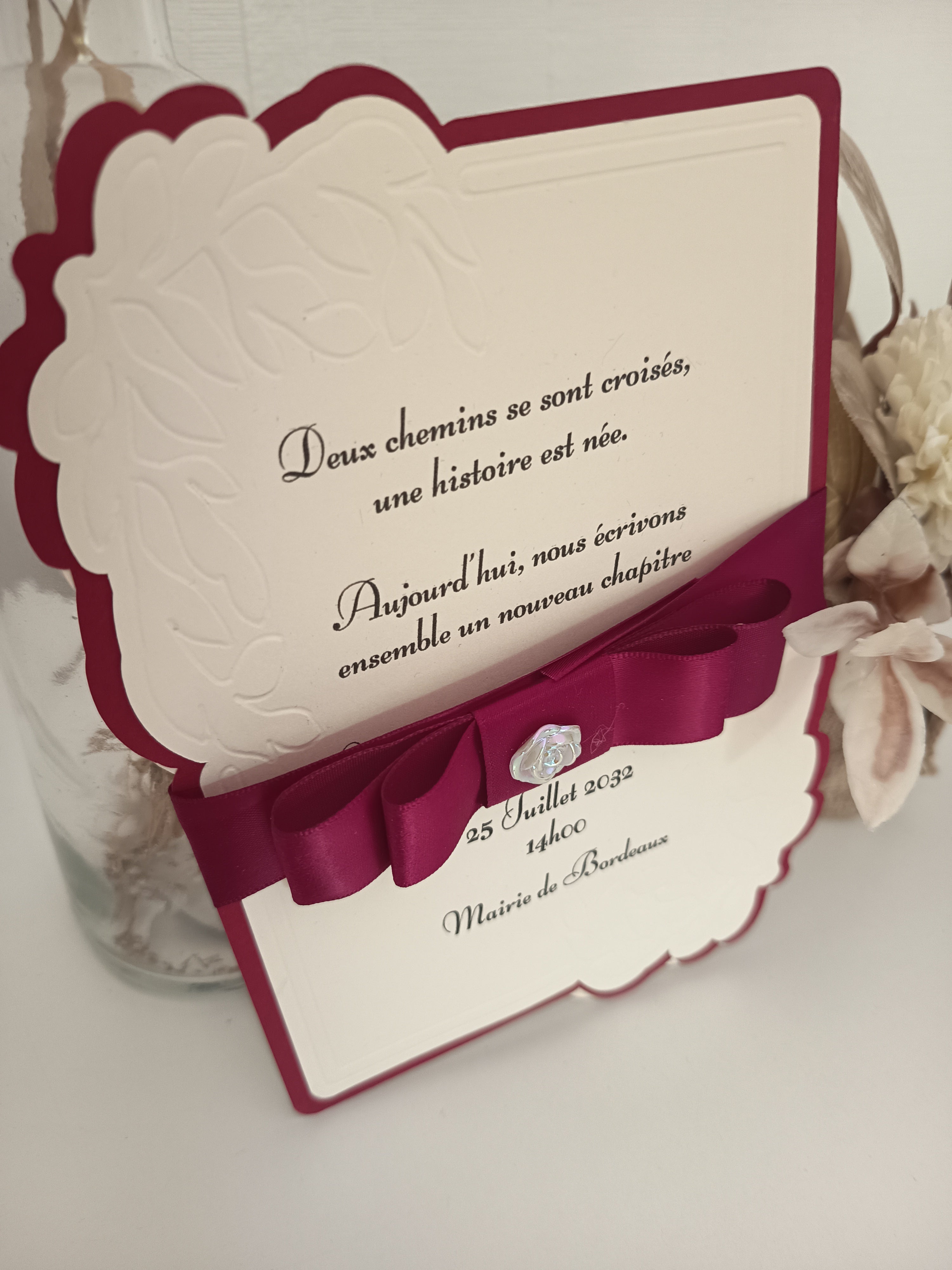 Faire-part de Mariage Élégant – Bordeaux & Crème Gaufré avec Nœud Satin