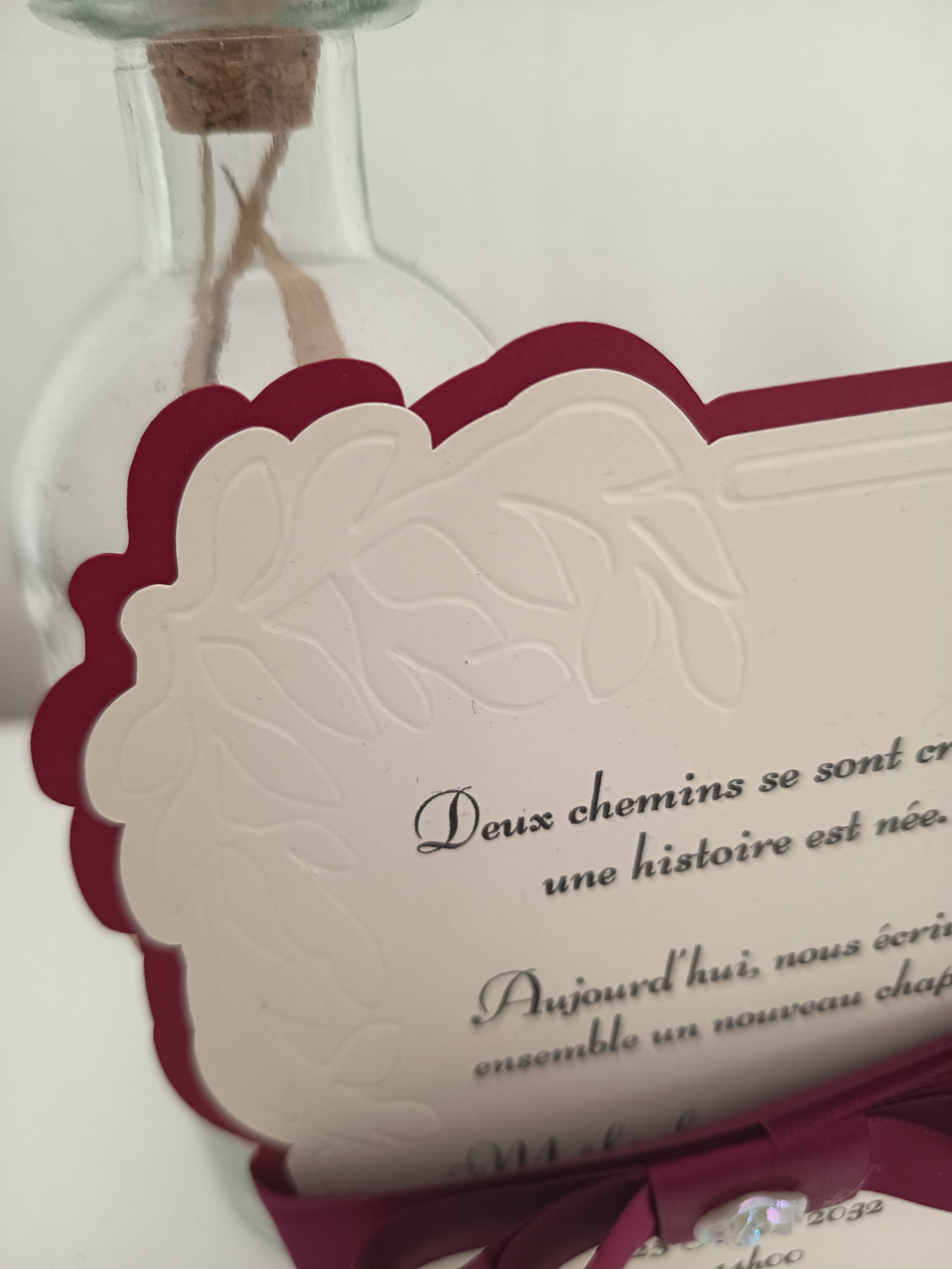 Faire-part de Mariage Élégant – Bordeaux & Crème Gaufré avec Nœud Satin